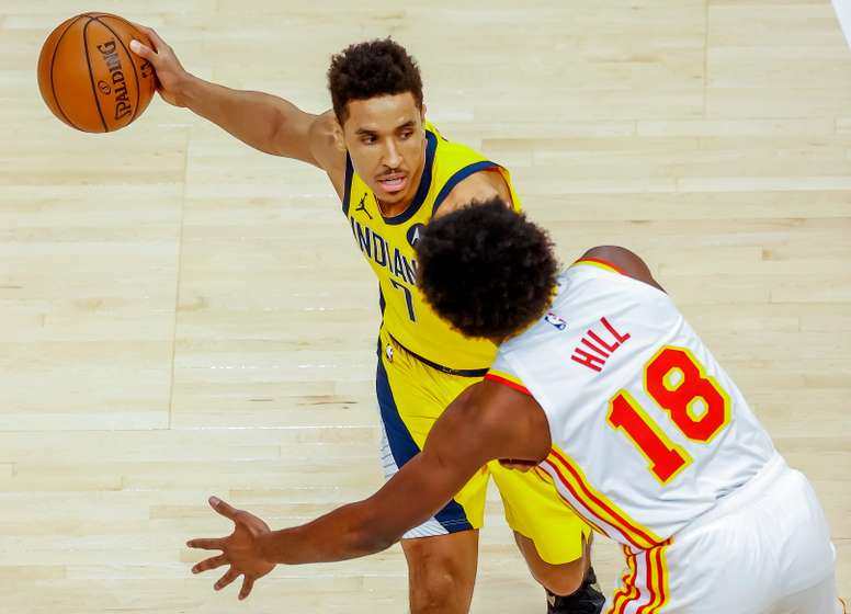 En la imagen un registro de Malcolm Brogdon (i), base de los Pacers de Indiana, quien aportó 29 puntos para guiar el triunfo de su equipo 111-114 sobre los Cavaliers de Cleveland. EFE/Erik S. Lesser/Archivo