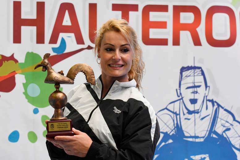 La triple medallista olímpica Lydia Valentín con el trofeo de campeona de la Copa de España disputada hoy en el pabellón Margarita Ramos de León, como antesala del próximo campeonato de Europa que se disputará del 3 al 11 de abril en Moscú (Rusia). Valentín logró el mejor registro, tanto en arrancada, con 103 kilos, como en dos tiempos -130- para un total olímpico de 233 kilos y una puntuación sinclair de 279,68. EFE/ J.casares
