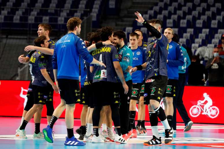 Los jugadores del Bidasoa Irún durante el partido de semifinales de la Copa del Rey de balonmano que disputaron ante el Balonmano Ademar León en el WiZink Center de Madrid. EFE/ J.J. Guillén