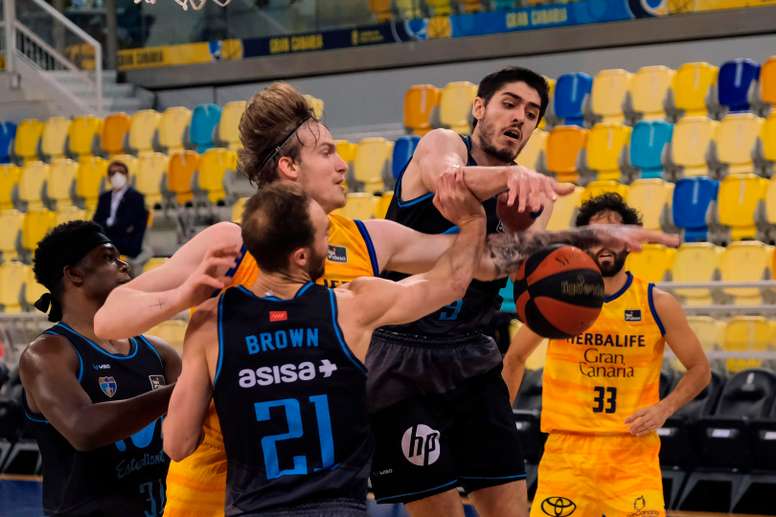 El pívot polaco del Herbalife Gran Canaria, Olek Balcerowski (i), disputa un rebote ante Edgar Vicedo (d), alero del Estudiantes, durante el encuentro de la jornada número 25 de la Liga Endesa entre Herbalife Gran Canaria y Movistar Estudiantes, en el Gran Canaria Arena de la capital grancanaria. EFE/Ángel Medina G.