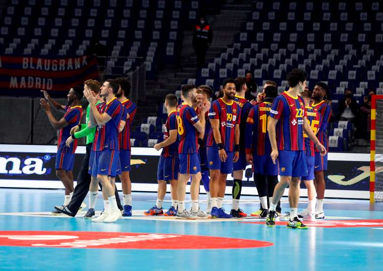 Los jugadores de FC Barcelona tras vencer al Fraikin Granollers, al finalizar el partido de semifinales de la Copa del Rey de balonmano disputado en el WiZink Center de Madrid. EFE/ J.J. Guillén