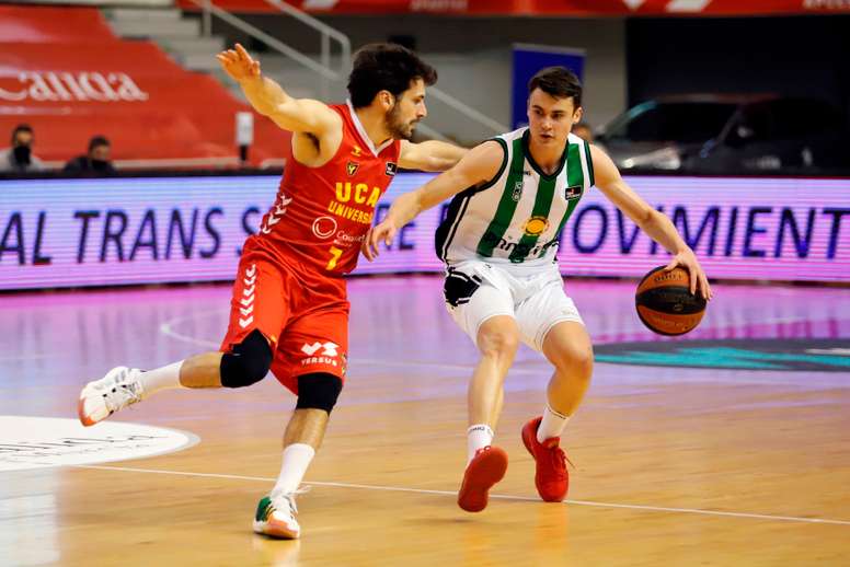 GRAF3926. MURCIA, 07/02/2021.- El base macedonio del Club Joventut Badalona Nenad Dimitrijevic (d) controla una posesión ante el base español del UCAM Murcia Tomás Bellas durante el encuentro entre el UCAM Murcia CB y el Club Joventut Badalona perteneciente a la jornada vigésimo tercera de la Liga Endesa disputado en el Palacio de los Deportes de la capital murciana. EFE/ Juan Carlos Caval