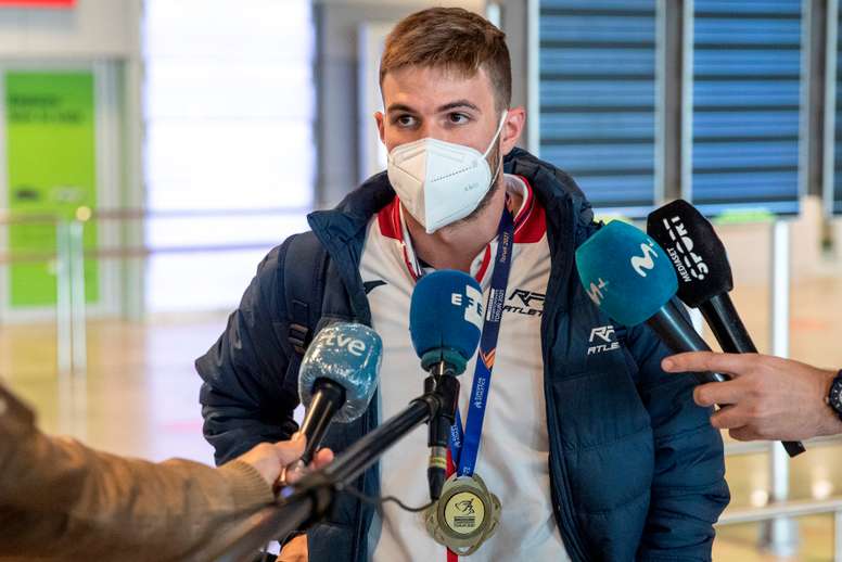 El palentino Óscar Husillos atiende a la prensa a su llegada al aeropuerto de Adolfo Suarez- Madrid Barajas, tras participar proclamarse campeón de Europa de 400 metros en pista cubierta en el Europeo de Atletismo de Torún, Polonia. EFE/Rodrigo Jiménez