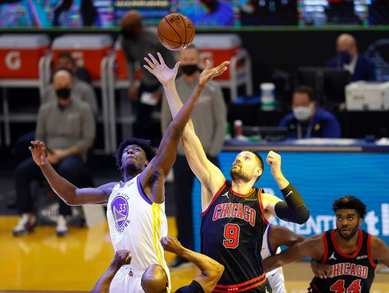 En la imagen un registro de Nikola Vucevic (c), pívot suizo montenegrino de los Bulls de Chicago, quien aportó un doble-doble de 32 puntos y 17 rebotes con el que guio el triunfo a domicilio de su equipo 97-113 sobre los Pacers de Indiana. EFE/John G. Mabanglo
