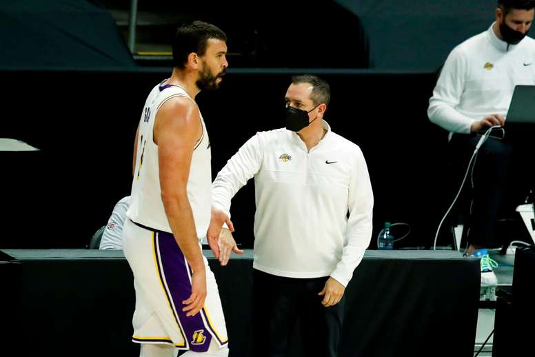 Marc Gasol de Los Angeles Lakers junto a su entrenador Frank Vogel. EFE/EPA/ETIENNE LAURENT/Archivo