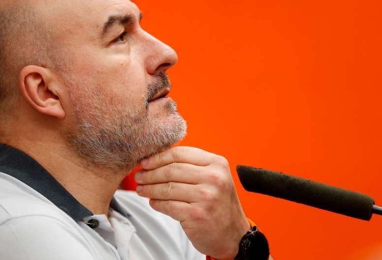 El entrenador del Valencia Basket, Jaume Ponsarnau, durante su comparecencia en el entrenamiento previo al partido Valencia Basket contra Baskonia. EFE/Miguel Ángel Polo