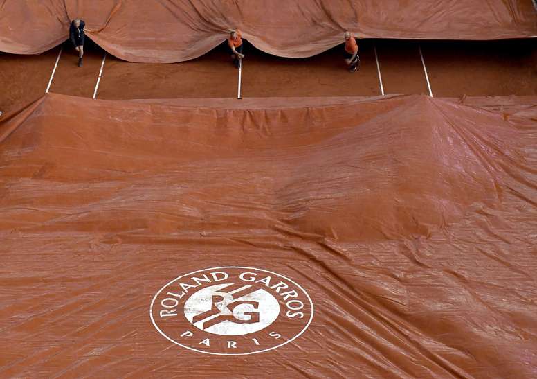 Roland Garros se retrasará hasta el 30 de mayo por la covid, según LÉquipe. EFE/ Julien De Rosa/Archivo