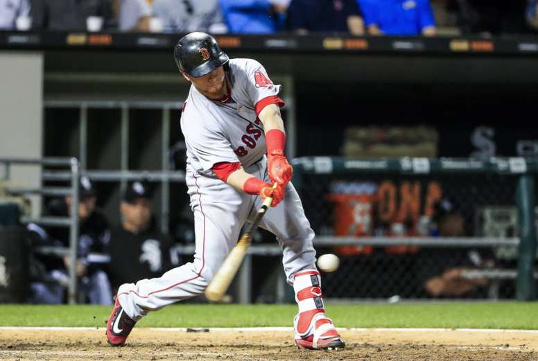 En la imagen un registro de Christian Vázquez, receptor puertorriqueño de los Medias Rojas de Boston, reacciona hoy, miércoles 31 de mayo de 2017, durante un juego de la MLB entre Medias Rojas de Boston y Medias Blancas de Chicago en el Campo Guaranteed Rate en Chicago (EE.UU.). EFE/TANNEN MAURY