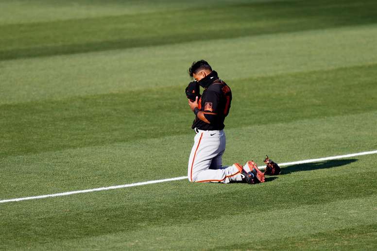 En la imagen un registro del colombiano Donovan Solano, segunda base de los Gigantes de San Francisco, quien remolcó con un volado de sacrificio la carrera de la victoria de su equipo 3-2 sobre los Padres de San Diego. EFE/John G. Mabanglo/Archivo