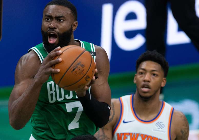 Jaylen Brown (i), escolta de los Celtics de Boston, fue registrado este miércoles al defender un balón, ante la marca de Elfrid Payton (d), de los Knicks de Nueva York, durante un partido de la NBA, en el TD Garden de Boston (Massachusetts, EE.UU.). EFE/CJ Gunther