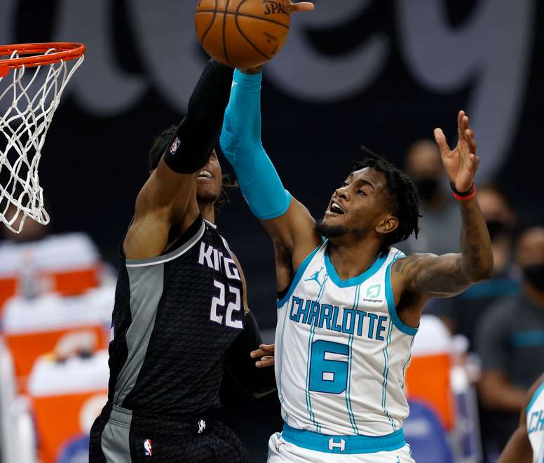 En la imagen un registro de Jalen McDaniels (d), ala-pívot de los Hornets de Charlotte, quien aportó 21 puntos en el triunfo a domicilio de su equipo 102-113 sobre los Thunder de Oklahoma City. EFE/John G. Mabanglo/Archivo