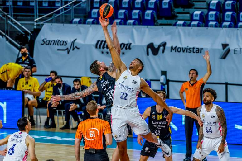 El pívot caboverdiano del Real Madrid Walter Tavares (d) disputa una posesión con el pívot del Lenovo Tenerife Fran Guerra (c-i) durante el encuentro entre el Real Madrid y el Lenovo Tenerife correspondiente a la trigesimoprimera jornada de la Liga Endesa disputado en el Wizink Center en Madrid, este martes. EFE/ Juanjo Martin
