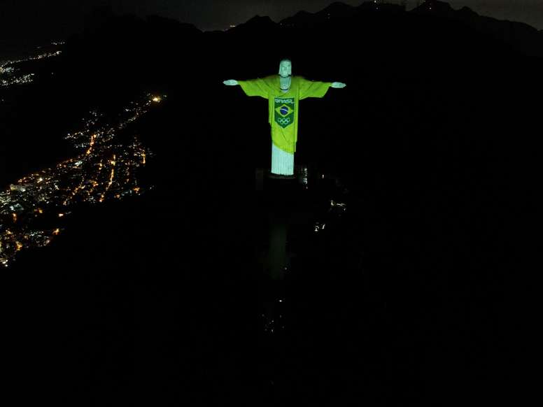 Registro con un dron de la iluminación que realizó el Comité Olímpico Brasileño (COB) del Cristo Redentor, en Río de Janeiro (Brasil), para celebrar los 100 días que restan para los Juegos Olímpicos de Tokio, que se realizarán del 23 de julio al 8 de agosto próximos. EFE/Antonio Lacerda