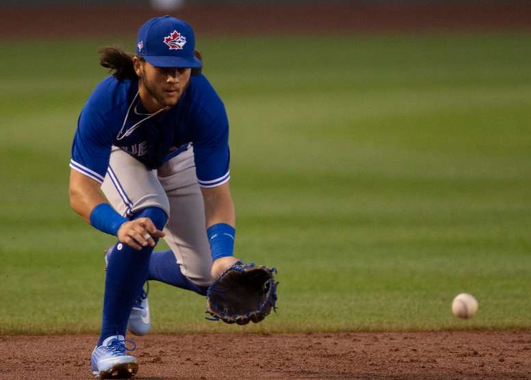 En la imagen un registro de Bo Bichette, parador en corto de los Azulejos de Toronto, quien aporto dos jonrones en el triunfo de su equipo 5-4 sobre los Yanquis de Nueva York. EFE/CJ Gunther/Archivo