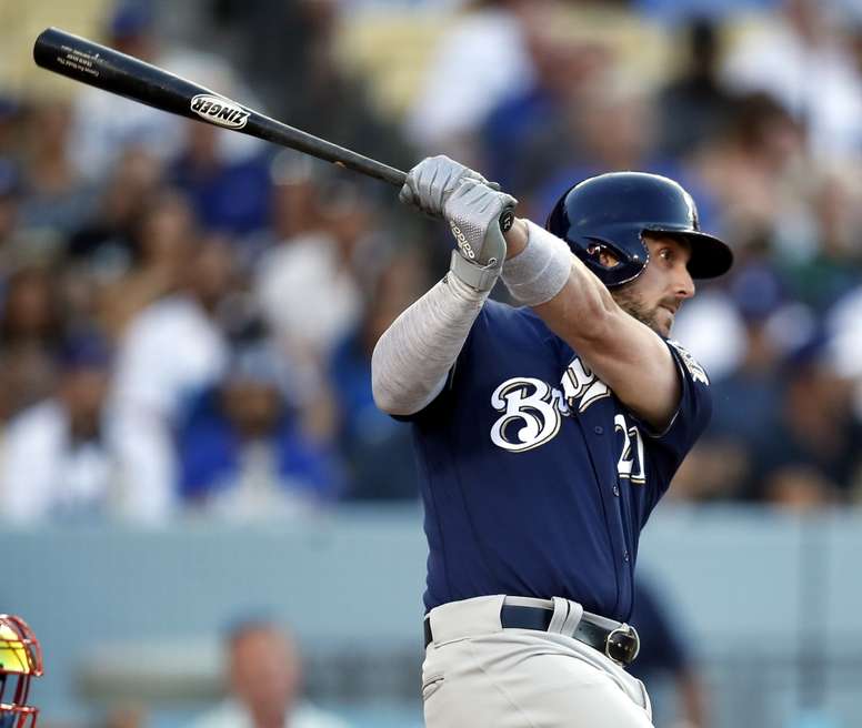 En la imagen un registro Travis Shaw, antesalista de los Cerveceros de Milwaukee, quien aportó un jonrón en el triunfo de su equipo 7-0 sobre los Cachorros de Chicago. EFE/Mike Nelson/Archivo