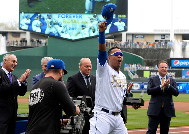 En la imagen un registro del venezolano Salvador Pérez (2d), bateador designado de los Reales de Kansas City, quien aportó un jonrón y un doble que representaron tres carreras en el triunfo de su equipo 6-1 sobre los Angelinos de Los Ángeles. EFE/Larry W. Smith/Archivo
