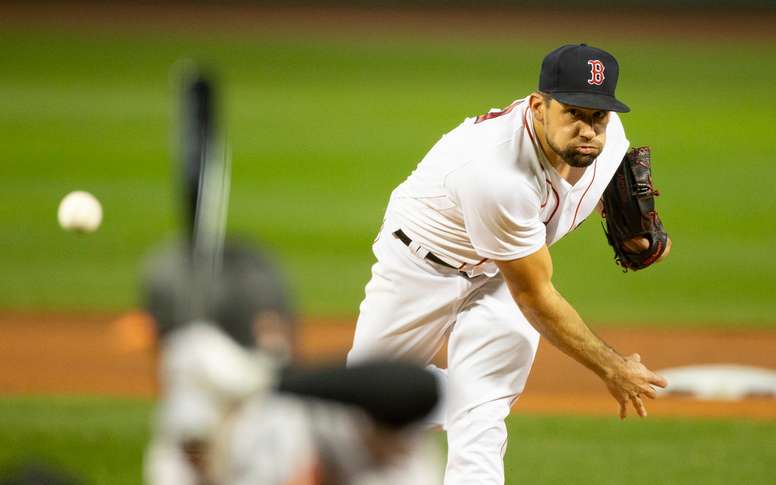 En la imagen un registro de Nathan Eovaldi, lanzador abridor de los Medias Rojas de Boston, quien trabajó cinco entradas, aceptó cinco imparables y ponchó a tres bateadores para acreditarse el triunfo de su equipo 3-2 sobre los Mellizos de Minnesota. EFE/CJ Gunther/Archivo