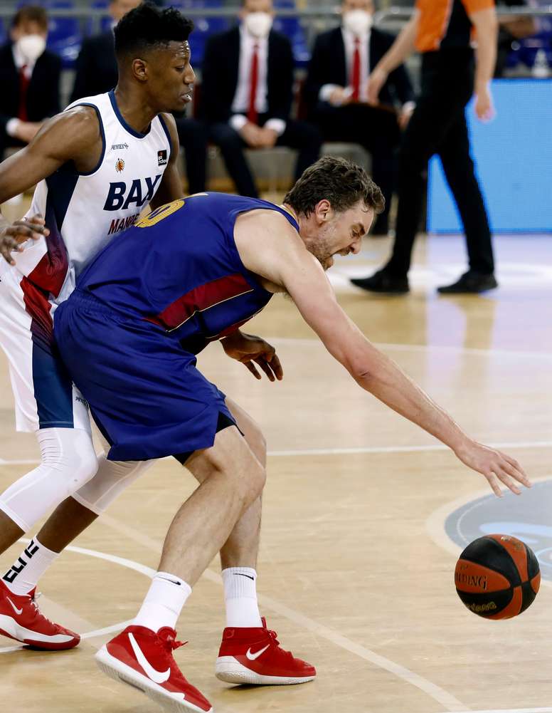 El pívot español del Barça, Pau Gasol (d), bota el balón ante la defensa de Yankuba Sima, pívot español del Baxi Manresa, durante el partido entre ambos equipos de la Liga Endesa, disputado en el Palau Blaugrana de Barcelona. EFE/ Andreu Dalmau