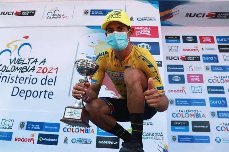 Fotografía cedida por la Federación Colombiana de Ciclismo que muestra al ciclista colombiano Nelson Soto del equipo Colombia Tierra de Atletas mientras celebra el triunfo de la segunda etapa de la Vuelta a Colombia 2021 que tuvo su llegada en el municipio de Yopal (Colombia). EFE/ Federación Colombiana de Ciclismo