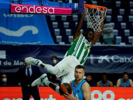 El pívot del Coosur Real Betis Youssou Ndoye (i) y el alero del Movistar Estudiantes Martins Laksa (d), durante el partido de la jornada 32 de la Liga Endesa que se disputó en el Wizink Center. EFE/Emilio Naranjo