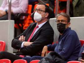 Luis Casimiro (d), nuevo entrenador del del Casademont Zaragoza, y Pep Cargol, director deportivo del club, durante el partido ante Acunsa Gipuzkoa Basket Club de Liga ACB, disputado en el Pabellón Príncipe Felipe de la capital aragonesa. EFE/Javier Cebollada