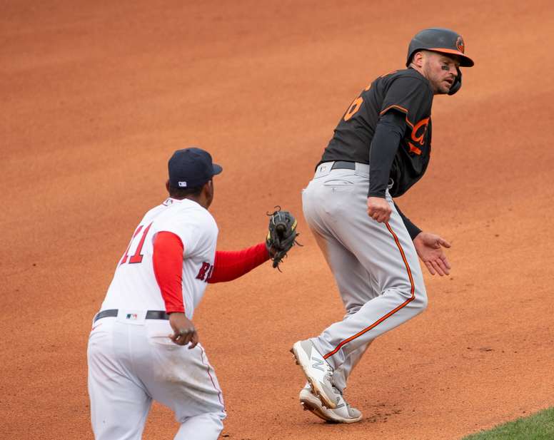 En la imagen un registro de Trey Mancini (d), during the eighth inning at Fenway Park in Boston, Massachusetts, USA, 02 April 2021. (Estados Unidos) EFE/EPA/CJ GUNTHER