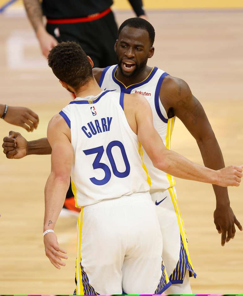 En la imagen un registro del ala-pívot Draymond Green (d) y del base Stephen Curry (i), figuras de los Warriors de Golden State, quienes aportaron 10 y 41 puntos, respectivamente, en el triunfo a domicilio de su equipo 108-123 sobre los Pelicans de Nueva Orleans. EFE/John G. Mabanglo/Archivo
