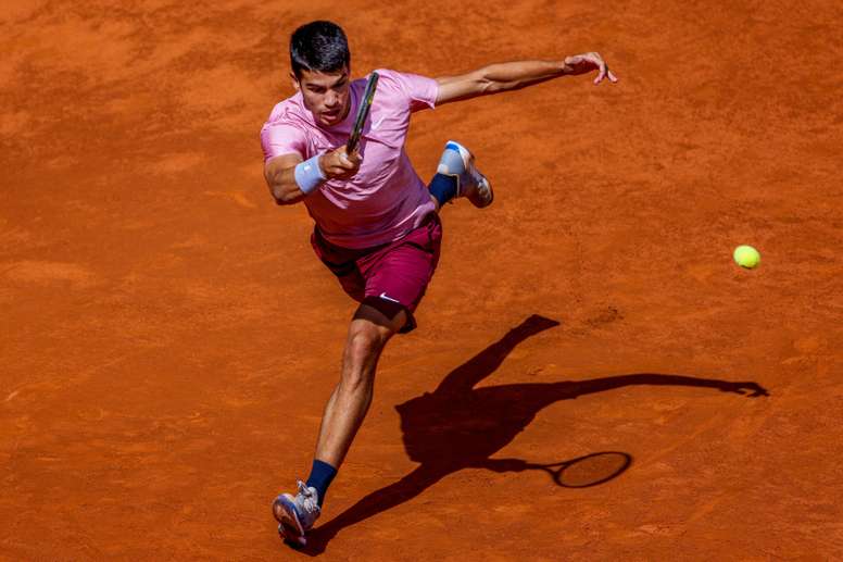 El tenista español Carlos Alcaraz devuelve la bola al francés Adrian Mannarino durante su partido de treintaidosavos de final del Mutua Madrid Open de tenis, este lunes, en la Caja Mágica de Madrid. EFE/JuanJo Martin