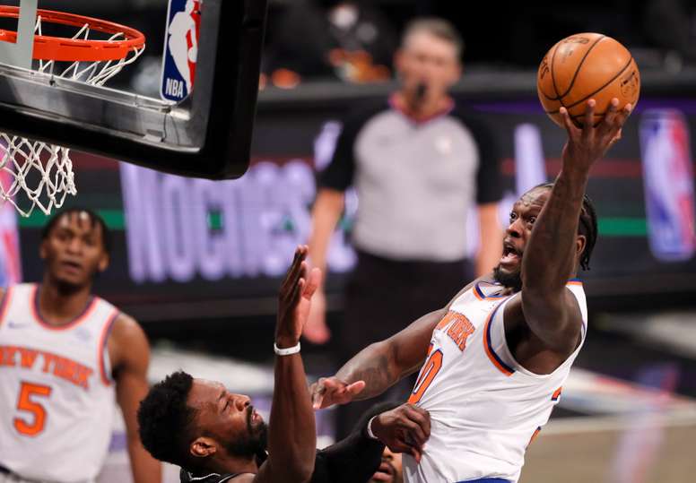 En la imagen un registro de Julius Randle (d), ala-pívot de los Knicks de Nueva York, quien aportó 28 puntos para guiar la ofensiva de su equipo en el triunfo a domicilio 104-118 sobre los Grizzlies de Memphis. EFE/Justin Lane/Archivo