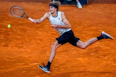 El tenista alemán Alexander Zverev devuelve una bola al británico Daniel Evans durante el partido de octavos de final del Mutua Madrid Open que disputan este jueves en la Caja Mágica, en Madrid. EFE/JuanJo Martín