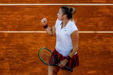 La tenista biolurrusa Aryna Sabalenka, durante el partido de semifinales del Mutua Madrid Open ante la rusa Anastasia Pavlyuchenkova que disputan este jueves en la Caja Mágica, en Madrid. EFE/JuanJo Martín