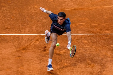 El tenista argentino Federico Delbonis devuelve una bola al italiano Matteo Berrettini durante el partido de octavos de final del Mutua Madrid Open que disputan este jueves en la Caja Mágica, en Madrid. EFE/JuanJo Martín