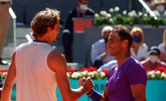 Rafa Nadal (d) felicita por su victoria al tenista alemán Alexander Zverev (i) tras su partido de cuartos de final del Mutua Madrid Open disputado este viernes en la Caja Mágica. EFE/Rodrigo Jiménez