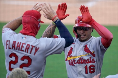 En la imagen un registro de Jack Flaherty (i), lanzador abridor de los Cardenales de San Luis quien trabajó siete sólidas entradas y además aportó un jonrón, el primero de su carrera, en el triunfo de su equipo 5-0 sobre los Rockies de Colorado. EFE/Alex Gallardo/Archivo