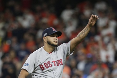 En la imagen un registro del venezolano Eduardo Rodríguez, lanzador abridor de los Medias Rojas de Boston, quien trabajó cinco entradas, permitió siete imparables y ponchó a dos bateadores para acreditarse la victoria de su equipo 6-2 sobre los Oriioles de Baltimore. EFE/Mike Wyke/Archivo