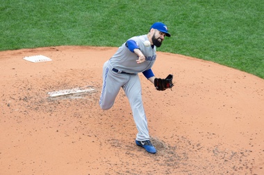 En la imagen un registro de Matt Shoemaker, al actuar para los Azulejos de Toronto y actual lanzador abridor de los Mellizos de Minnesota, quien trabajó cinco episodios, permitió cuatro imparables y poncho a cinco bateadores para acreditarse la victoria de su equipo 6-3 sobre los Tigres de Detroit. EFE/CJ Gunther/Archivo