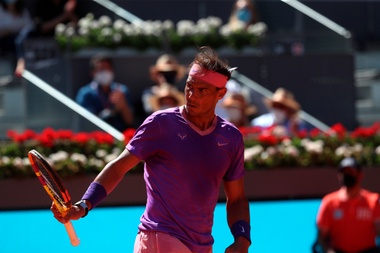 El tenista español Rafael Nadal celebra su triunfo sobre el australiano Alexei Popyrin, tras el partido de octavos de final del Mutua Madrid Open en la Caja Mágica. EFE/Rodrigo Jiménez