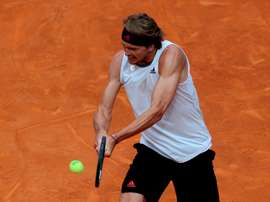 El tenista alemán Alexander Zverev devuelve la bola al austriaco Dominic Thiem durante la semifinal del Madrid Mutua Open disputada en la Caja Mágica de Madrid. EFE/Rodrigo Jiménez