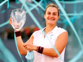 La bielorrusa Aryna Sabalenka tras recibir el trofeo como campeona del Mutua Madrid Open al derrotar en la final a la australiana Ashleigh Barty en el partido an disputado este sábado en las instalaciones de la Caja Mágica, en Madrid. EFE/Chema Moya.