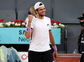 El italiano Matteo Berrettini celebra su victoria en su partido de semifinales frente al noruego Casper Ruud durante el Mutua Madrid Open que se celebró en las instalaciones de la Caja Mágica, en Madrid. EFE/Rodrigo Jiménez.