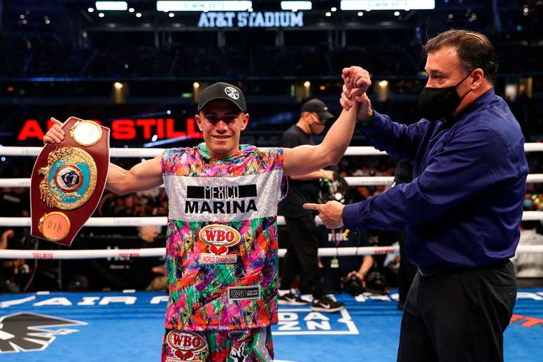 Fotografía cedida por Matchroom donde aparece el mexicano Edwin Soto (i) mientras celebra su victoria sobre el japonés Katsunari Takayama hoy sábado en el estadio AT&T en Arlington, Texas. EFE/ Ed Mulholland/Matchroom