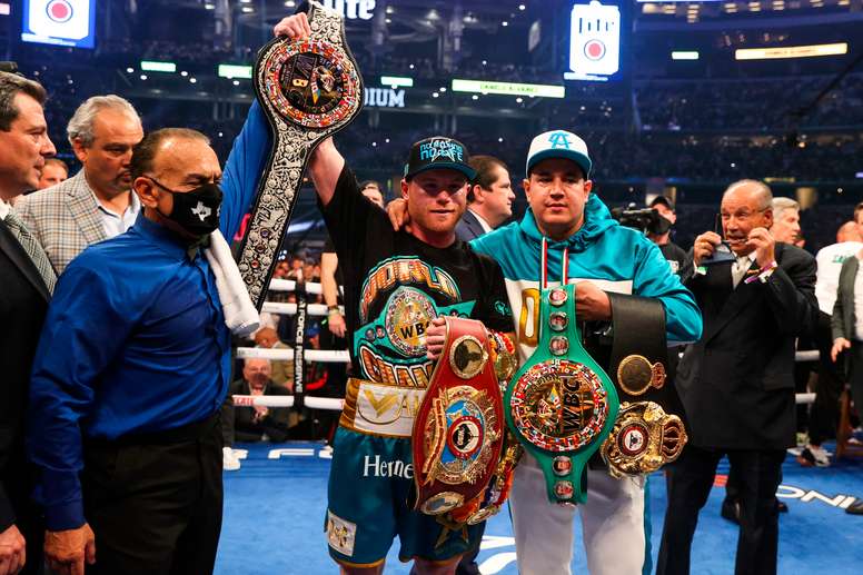 Fotografía cedida por Matchroom donde aparece el mexicano Saúl Canelo Álvarez (c) mientras celebra su victoria contra el británico Billy Joe Saunders hoy sábado en el estadio AT&T en Arlington, Texas EFE/Ed Mulholland/Matchroom