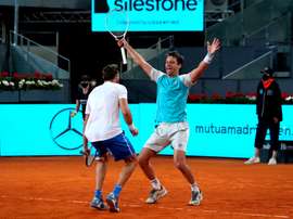 La pareja formada por el español Marcel Granollers (i) y el argentino Horacio Zeballos celebran su victoria en la final de dobles masculinos del Mutua Madrid Open tras imponerse ante los croatas Nikola Mektic y Mate Pavic, en las instalaciones de la Caja Mágica, en Madrid. EFE/Rodrigo Jiménez