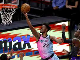 En la imagen, el alero Jimmy Butler (i) de los Miami Heat. EFE/Rhona Wise/Archivo