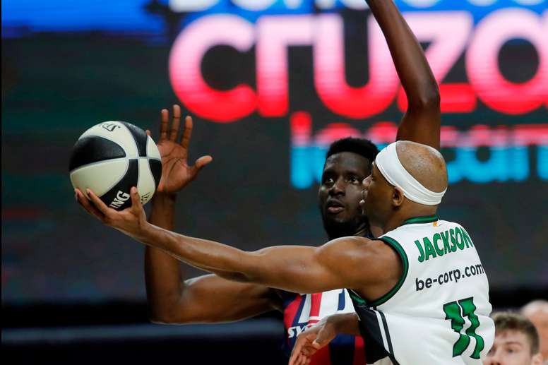 Demetrius Jackson (d), base estadounidense del Joventut, trata de anotar ante Youssoupha Fall (i). EFE/Juan Carlos Hidalgo/Archivo
