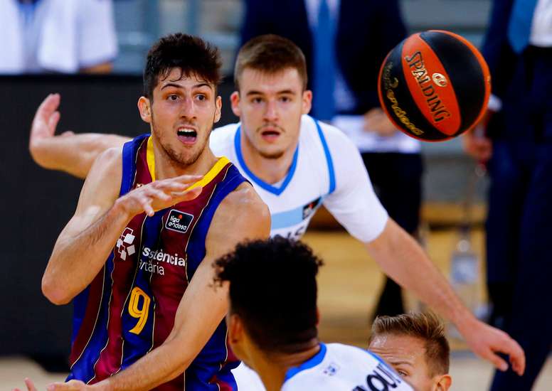 El jugador argentino del Barça, Leandro Bolmaro (izda), pelea por el balón con el jugador del Acunsa Guipuzcoa Basket, Radoncic, durante un partido correspondiente de la Liga Endesa. EFE/Enric Fontcuberta