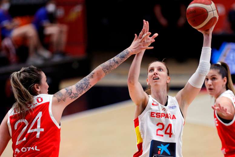 La jugadora de la selección española de baloncesto femenino, Laura Gil, trata de encestar ante la de Turquía, Inci Güçlü, en su primer encuentro de un triangular en el que el sábado se enfrentará a Italia y que le servirá para ultimar su puesta a punto para el Eurobasket que disputará dentro de una semana en Valencia. EFE/Miguel Angel Polo