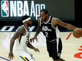 El delantero de los Clippers Kawhi Leonard (d) en acción contra el delantero de los Jazz Royce ONeale (i). EFE/EPA/ETIENNE LAURENT