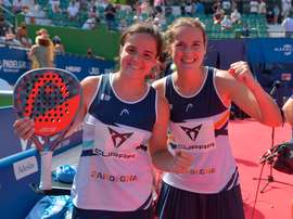 Las palistas Ariana Sánchez y Paula Josemaría tras vencer ante la pareja formada por Virginia Riera y Patricia Llaguno en la final femenina del torneo de pádel que se disputa en el club de tenis de Puente Romano en Marbella. EFE/Antonio Paz