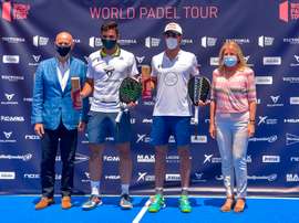 Alejandro Galán (2i) y Juan Lebrón (2d) posan posan junto a la alcaldesa de Marbella Angeles Muñoz y Mario Hernando, director del WPT, tras vencer a la pareja formada por Pablo Lima y Agustín Tapia en la final masculina del torneo de pádel que se disputa en el club de tenis de Puente Romano en Marbella. EFE/Antonio Paz